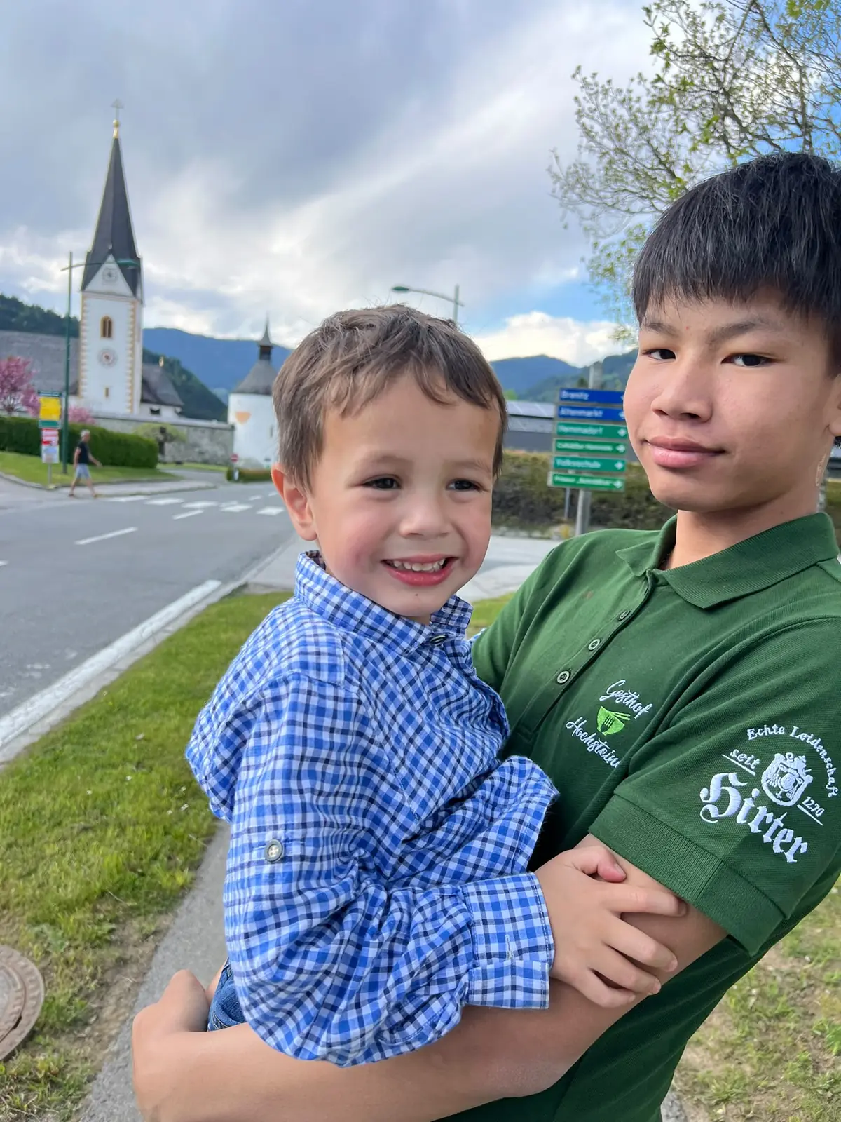 Die Söhne der Familie Glabisch vor der Kirche in Glödnitz