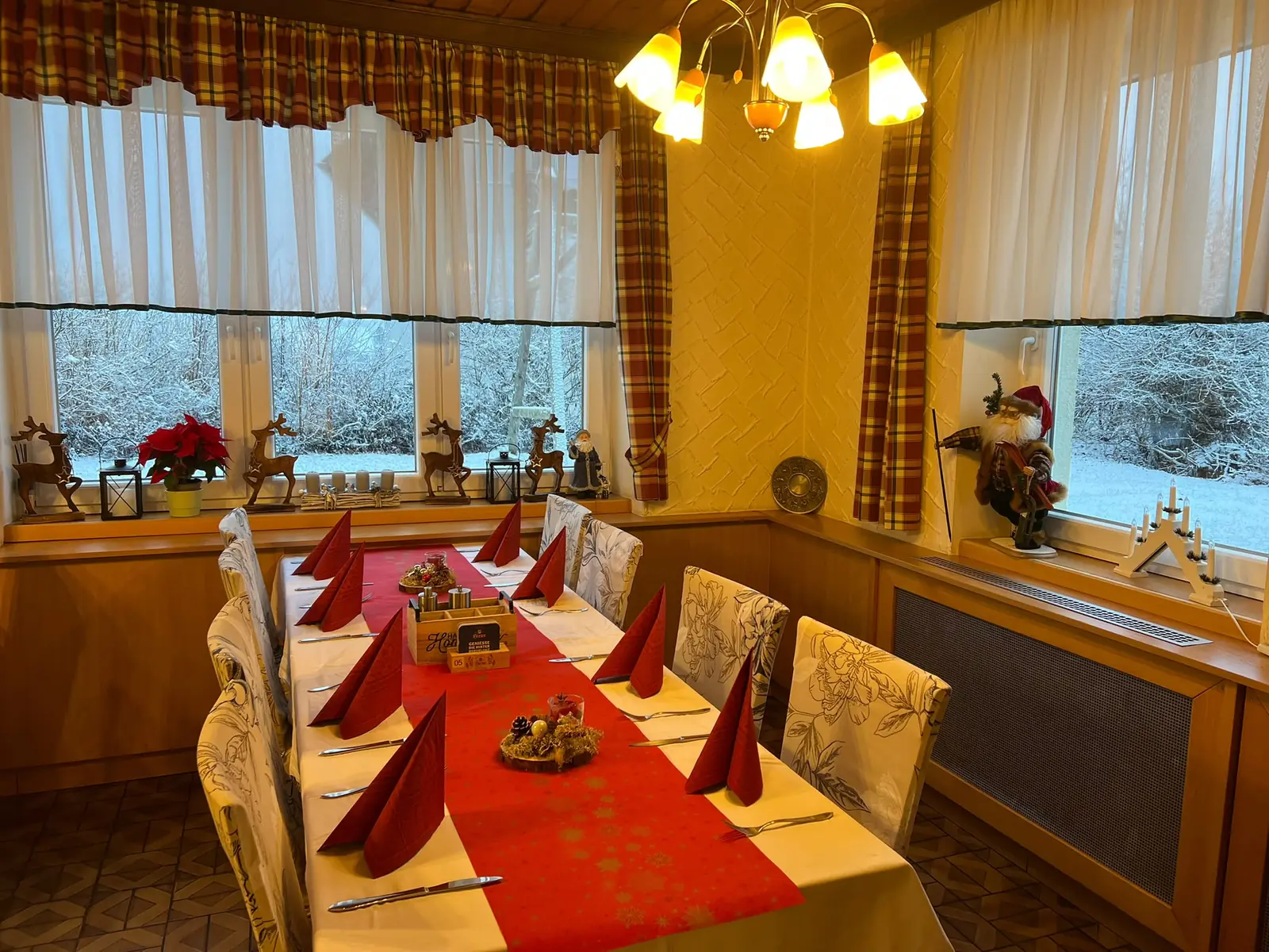 Gemütlich gedeckte Gaststube im Gasthof Hochsteiner
